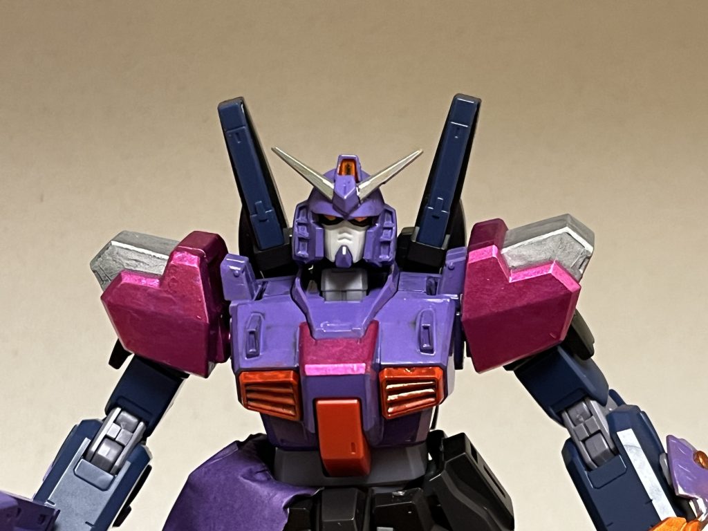 性能オリジナルのDG細胞を使ったMSであり、その性能は非常に高いが、本機もDG細胞を使用したMSの例に漏れず、受けたダメージをパイロットにフィードバックする欠点があるものの、後述のダメージ軽減機能によって幾らか緩和されている。パワフルかつ重厚な装甲と武器を生かした物理攻撃による接近戦に特化した設計となっており、後述するように、攻防性能が高い分、機動力は申し訳程度のレベルに留まっている。アンリミテッドエンジン胸部に搭載された動力源の永久機関。オリジナルのDG細胞による強化によって、強力なパワーと高出力を誇る。防御力・耐久性装甲・フレーム共に、強度と耐久性は全体的に高くで、ビームライフル程度には難なく耐えられるほど。そして後述のゾンビシステムの存在もあって、正にゾンビの如く凄まじい継戦能力を誇る。特に、本機の角とされるアンテナ部分は細長ながら強度・耐久力・刺突力が凄まじく、この角を使った頭突きや突進も強烈で、時にはPS装甲ですら刺突し、ビームサーベルですら損傷せずに受け止めるほどだが、当然ながら決して折れない訳ではない。攻撃能力高エネルギー収束機器を両腕と両足に搭載しており、その出力とパワーによって繰り出されるパンチとキックも強力である。上記のフレーム強度の高さもあって、武器を使わない接近戦では、関節技などのプロレス紛いのファイトスタイルによるMS撃破すら可能とする。機動力・スピード上記のフレームの耐久性から、高い運動性を得られているものの、機動力自体はそこまで高くはなく、短時間飛行やロングジャンプが可能な推進力はあるが、移動速度が遅め。一応、運動性の高さから、地上戦での歩行速度は一般的なMSと同程度だが、宇宙空間での運用はやや不向きである。アンデッドムレータ右腰に装着された紫のローブ。DG細胞の力によって、精神の暴走を引き起こさずに、パイロットの闘争心を高める機能がある。ゾンビシステムDG細胞特有の「感染した対象をゾンビ兵にしてしまう」性質を逆利用して、本機やパイロットへのダメージを軽減する長期戦特化型システムであり、継戦能力を大幅に高めている。毒やダメージへの耐性が高められており、特にダメージ軽減機能はパイロットとDG細胞の適合率によって左右されるが、適合率が高ければその分ダメージ軽減機能は極めて高く、戦略兵器「ジェネシス」の直撃であっても、本機は装甲の破壊こそあれど原型を留めて耐え凌ぎ、パイロットも全身出血しながら何とか生還するほど。その破格の耐久性能の高さから、相手の攻撃を避ける事をあまり視野に入れていない。その都合上、一般パイロットが搭乗した途端にDG細胞に感染し、精神が暴走・凶暴化する上、デスティニーシルエットと違って本機から降りても感染したままなので、一度乗るだけでも相当の危険が伴う。逆に適合パイロットの場合、精神の暴走は克服こそ可能だが、このシステムを長期間使用し続けると、肉体がゾンビと化してしまい、心臓に刺突・銃撃されても、核爆発を爆心地で受けても、生き延びるという実質的な不死身に近づく。その為、「乗り続けるだけで人をゾンビに変えてしまうMS」として危険視されている。ポイズンジェネレーター本機で使用される以下2種類の毒の生成機能であり、本機の各種武装に常時供給されている。溶解タイプ接触した物質を溶かす効果を持つ。王水を上回る強酸性を誇り、人間の体細胞の90%以上を溶解してしまうばかりか、PS装甲やナノラミネートアーマーすら大ダメージを与えるほど。もしデスティニーシルエットのように「MSの受けたダメージが、パイロットにも反映される」というデメリットがMSに存在する場合、そのパイロットの受けるダメージは甚大なレベルに増加し、最悪の場合、死に至る危険まである。酸性濃度の調整機能は備わっていないが、後述のゾンビチェーンブレイカーとアンデッドクローから直接注入される他、毒液拡散にもそれらの武装が必要となる為、拡散による生物への有害影響が少ない。ゾンビ化タイプゾンビ兵化させる効果を持つ。生物が持つ筋肉の弛緩と思考を停止させて、ゾンビ兵に変貌させて使役できる。しかも恐ろしい事に、生物だけでなくMSにも有効で、持続時間も3時間と長く、手数を増やす手段としても強力な性能を誇る。