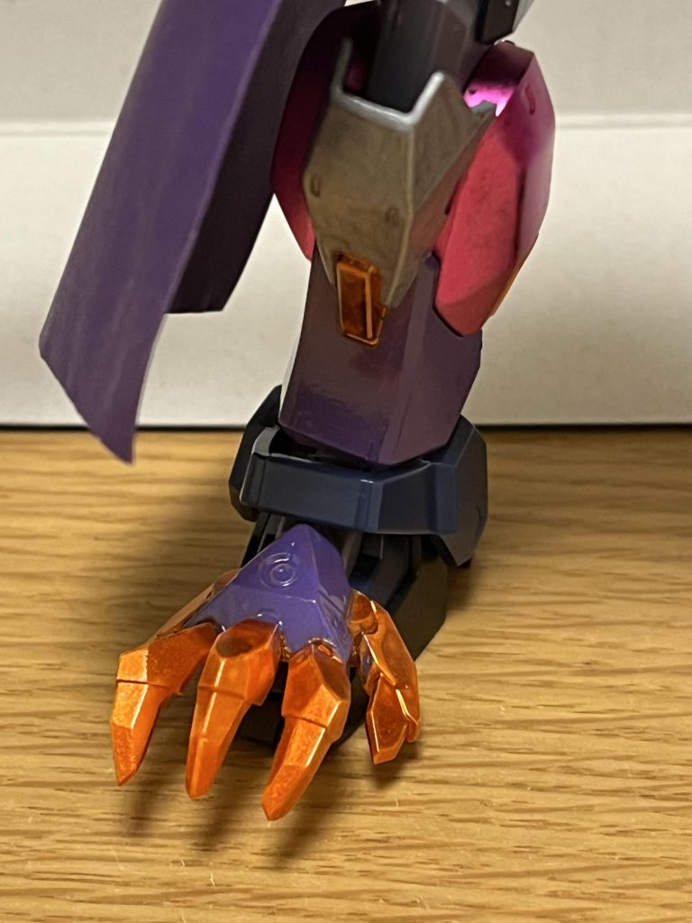 アンデッドクロー本機で生成された毒を液体化して、パンチやキックと同時に対象を毒に侵す機能が備わっている他、毒液を広範囲に散布する事もできる。ゾンビチェーンブレイカーほどではないが、それでもPS装甲にダメージを与えられるだけの攻撃力を持つ。使用可能な数は2つで、基本的に左腕と右足に装備されるが、この装備のみ粒子化機能によって、瞬時に左右を入れ替えて使用できる(両腕または両足への同時装備は不可能)。これに加えて、アンデッドクローと同じ形状のエネルギー体を現出させる機能もあり、逃走妨害用の壁、遠距離まで伸びる腕としても使用し敵を拘束、本機の足元に現出させてジャンプ台代わりにするなど、様々な応用が可能。