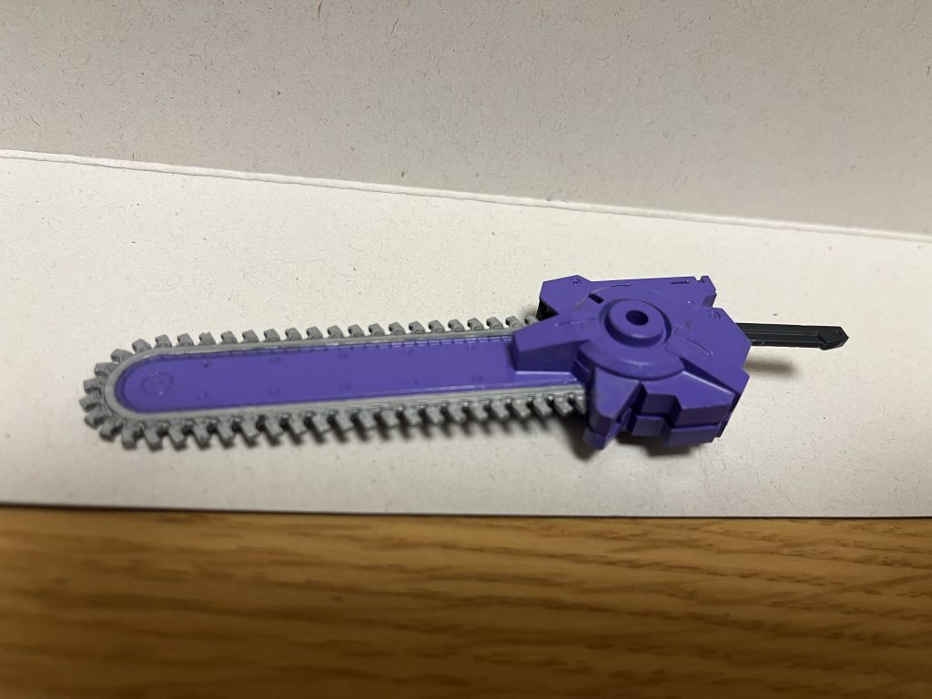 ゾンビチェーンブレイカー本機が生成する毒を供給・貯蔵する機能に加えて、本機で生成された毒を液体化する機能が備わっている。鎖鋸部分は高速回転によって、PS装甲をも容易く両断する破壊力を発揮するだけではなく、切削と同時に触れた対象を毒液で溶解させ、本機が生成した毒を強制的に注入できる。さらに刀身には、毒の圧力上昇と急速供給を同時に行いつつ、鎖鋸の回転速度を早めて破壊力増加を行うチャージ機構が備わっており、これを用いた重ね掛けによる破壊力の強化に加えて、上記の「ポイズンブレイク」発動にも使われる。また、その凄まじい斬撃を、エネルギー体にして飛ばしたり、斬撃と同時に広範囲に毒液を散布する事も可能で、これを用いた遠距離攻撃にもある程度対応している。