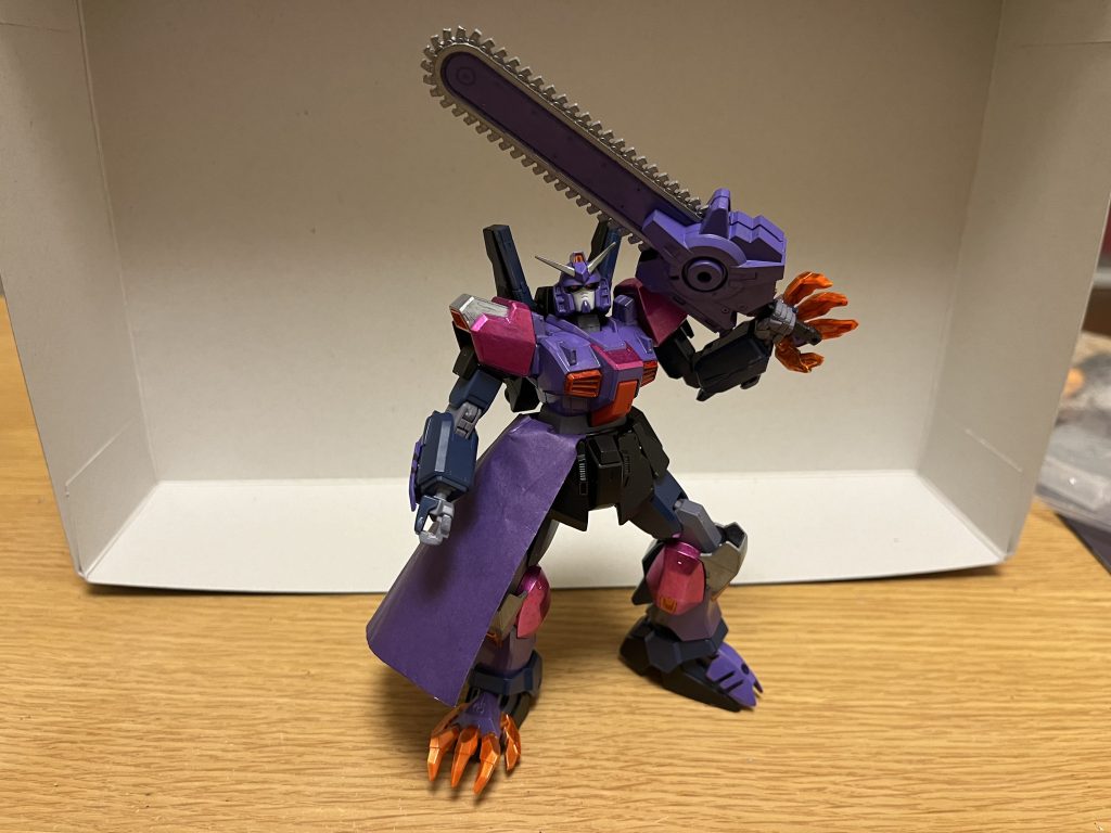 武装本機では、ビームライフルやバルカン等の銃火器は一切搭載されていない。ゾンビチェーンブレイカーチェーンソー型の主兵装。詳しくは後述。アンデッドクロー左腕と右足に装備された鉤爪。詳しくは後述。ビームサーベルバックパックに2本装備されているが、殆ど使用されない。必殺技ポイズンブレイクゾンビチェーンブレイカーのチャージ機構を起動して、直接斬撃する。エネルギー体として放つパターンもある。ゾンビチェーンブレイカーの仕様上、連続発動による重ね掛けも可能。アンデッドストライクアンデッドクローにエネルギーを纏った引き裂き攻撃またはキックを放つ。