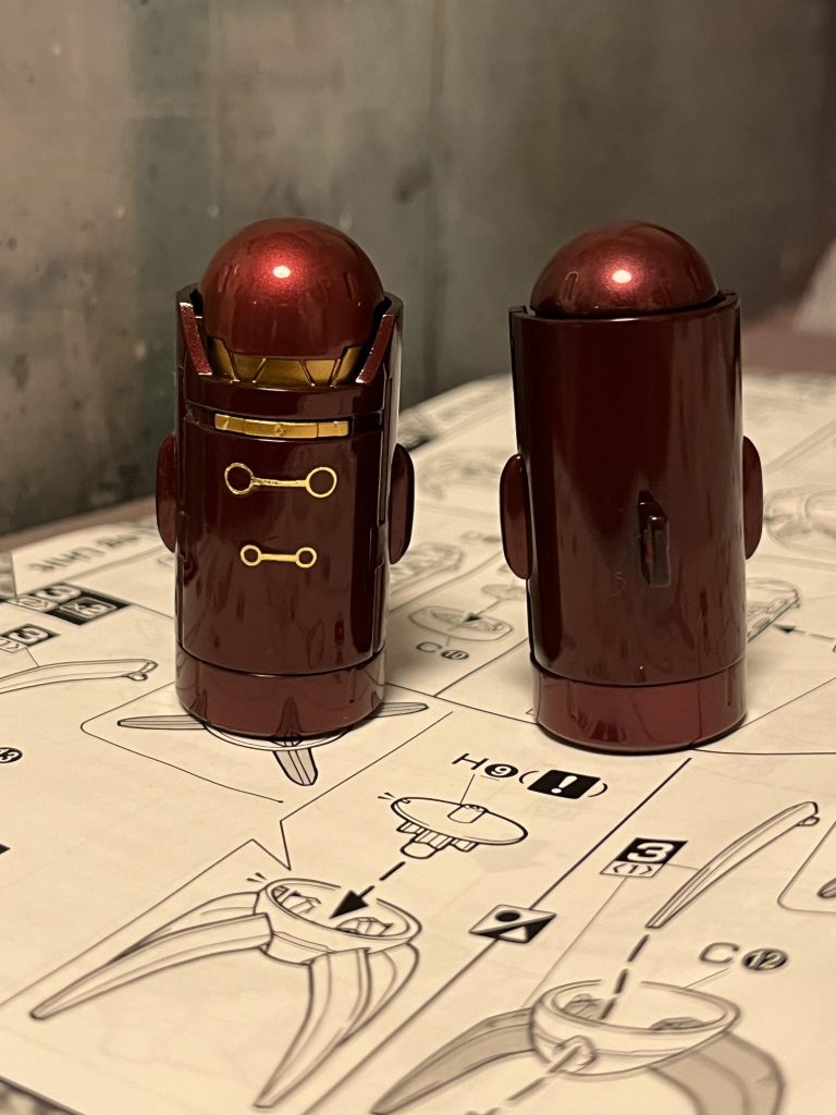 内部フレームも赤金系に