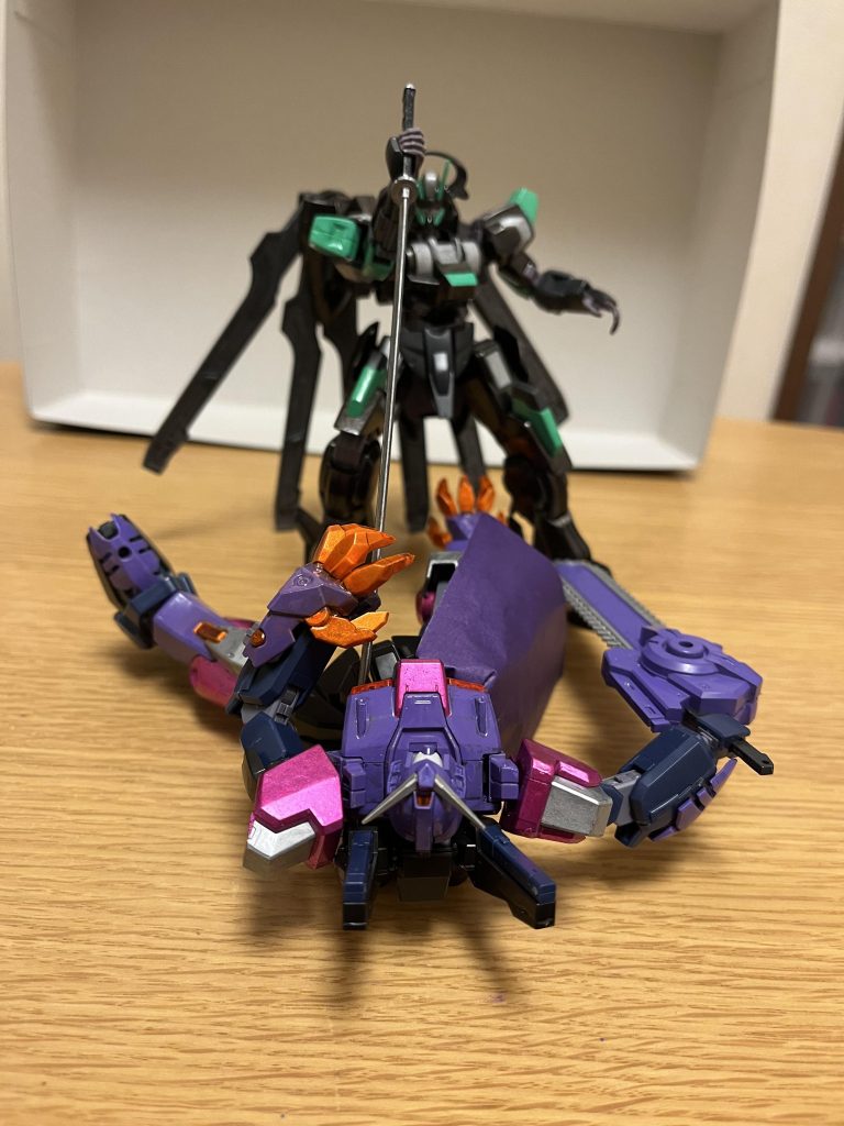 モチーフ上の因縁の相手となるガンダムシュバルゼッテブジンソードと対決だが、性能差は歴然。しかし…