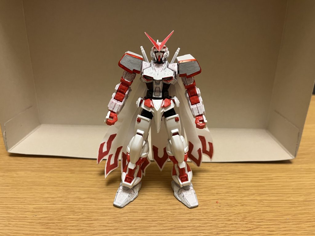 機体名:ガンダムアストレイIX(ナイン)全高:17.9m重量:49.9t白と赤を基調としたカラーリングが特徴。パイロット不明で、どの組織にも属さない存在だが、罪なき一般人や心正しき者のピンチには助けに現れるとされており、その善性と圧倒的な強さから「九尾の白狐」「狐の神様」等の異名で呼ばれ、一般人から崇められている。