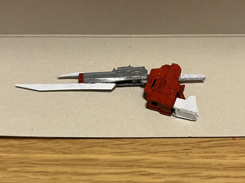 ブレードモード斬撃メインの形態で、生成した特殊エネルギーマテリアルを刀身に纏わせた斬撃を可能としており、加えてガード部分にも銃口マズルが残っている為、銃撃と長剣による斬撃の同時運用を行える。こちらの攻撃力も極めて高く、PS装甲を紙のように斬り裂くばかりか、対艦刀のように戦艦クラスをも一撃で破壊可能とするほどで、投擲武器として投げつけた際には電子リフレクター展開中のデストロイガンダムを複数纏めて貫いて撃破したほど。また、ガード部分の銃口マズルはビーム弾の発射が可能で、連射速度もビームバルカン以上で、レールガンモードに劣るものの威力は非常に高く、ノーガードであればナノラミネートアーマー製のMSをも一撃で撃破可能。一応はビームシールドでも防ぐ事自体は可能だが、それでも電子リフレクター展開中のデストロイガンダムですら喰らえば後退りするほどで、こちらも通常のMSでは防ぎ切るのは難しい。上記のように、銃と剣を同時に扱えるため、大抵はブレードモードで事足りるが、レールガンモードでの高い攻撃性能もあって、レールガンモードを優先する場面も少なくはない。