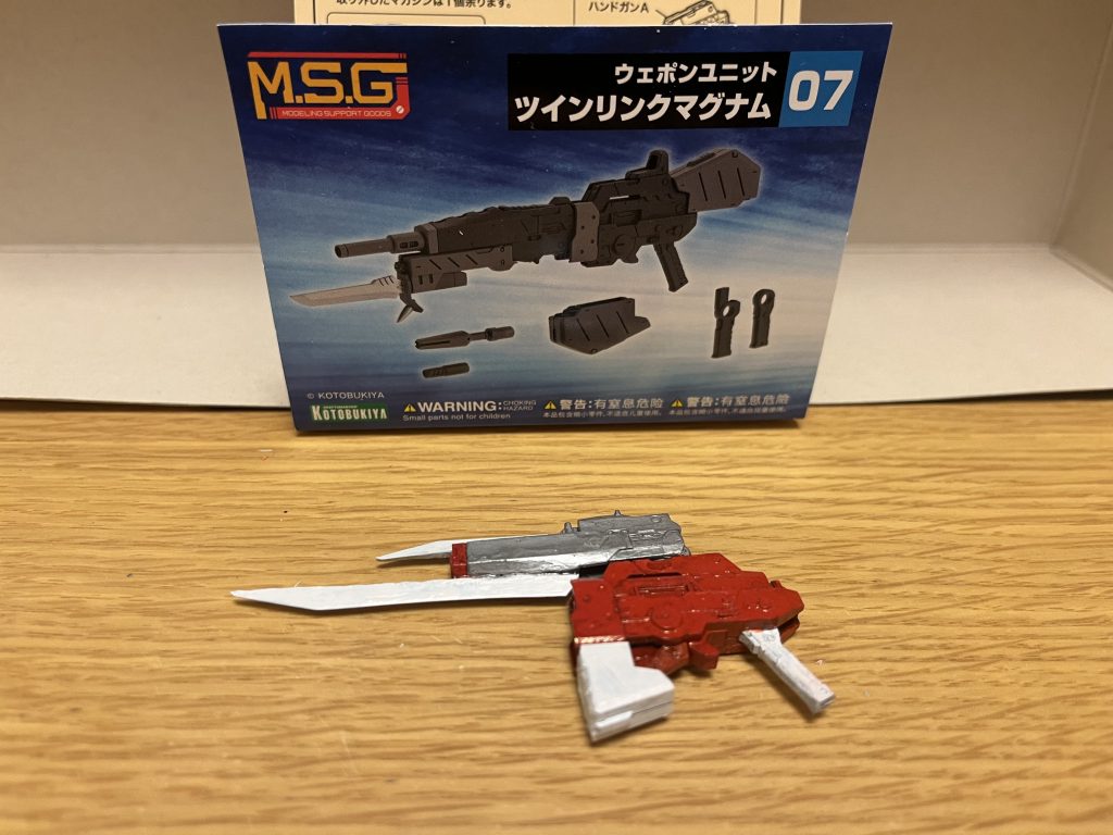 アストレイバスターQB9銃型のレールガンモードと剣型のブレードモードに変形する変形機構を有しており、遠近両方に対応できる万能武器となっている。※今回の最大のアピールポイントで、ギーツバスターQB9の変形機構をほぼ完全再現しました。この武器を作る為に、ツインリンクマグナムの「グリップ部分が可動する」という点に着目し、それを利用して「銃の上部に、さらに銃のグリップ部分を接着させる」という方法でレールガンモードを再現し、さらにレールガンに当たる部分にも適当な刃となる剣パーツを接着しました。