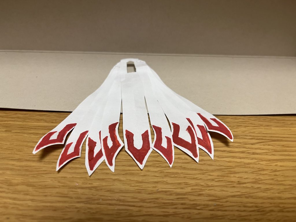 マントは、ガンダムゴッズバッファと同じく紙製ですが、こちらはガンダムマーカー(赤)によってマント部分の赤い柄を、何とか精密に再現しました。