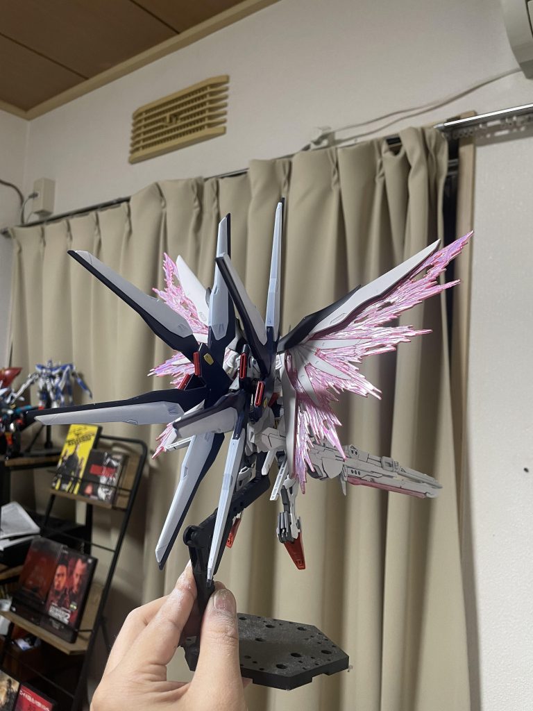 とはいえ丸々そのままやるのもと思いましてさらにストフリのバックパックを追加してみました!背面ゴテゴテ笑でもかっこいい!ぼくがかんがえたさいきょうのがんだを体現できた気がします!名前の由来はゼノギアス!作っててなんかゼノギアスぽいなと思ったのでそのまま名前にしちゃいました!