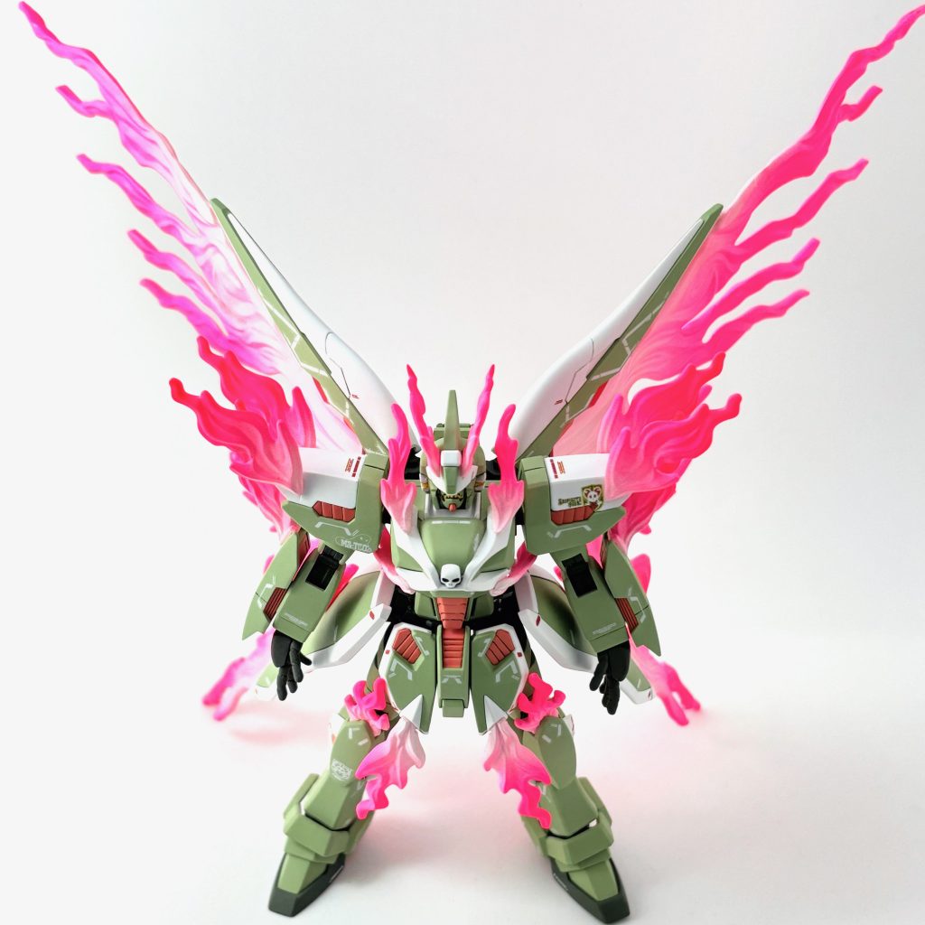 キットのファントムライトは豪勢な半透明パーツですが、同時にそれがネックでもありかなり暗い色合いです。そこであえての不透明色で全塗装。発色の良い蛍光カラーを混ぜて思い切ってハデに塗ってみました。原作コミックでは赤紫寄りに塗られてると思うんですが、発色優先でピンク系に振っています。