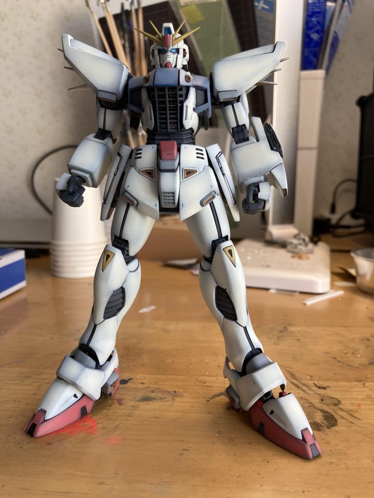 本体正面メインカメラなどの蛍光はしっかり発色させてアクセントに赤、青は全体的な雰囲気を崩さないように淡く、淡く
