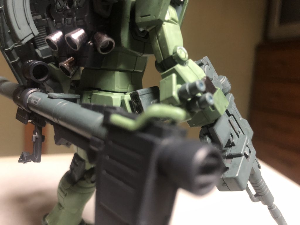 武器全部乗せしたらビームサーベルをマウントする場所がなくなったので右前腕部にサーベルラックを装着しました。