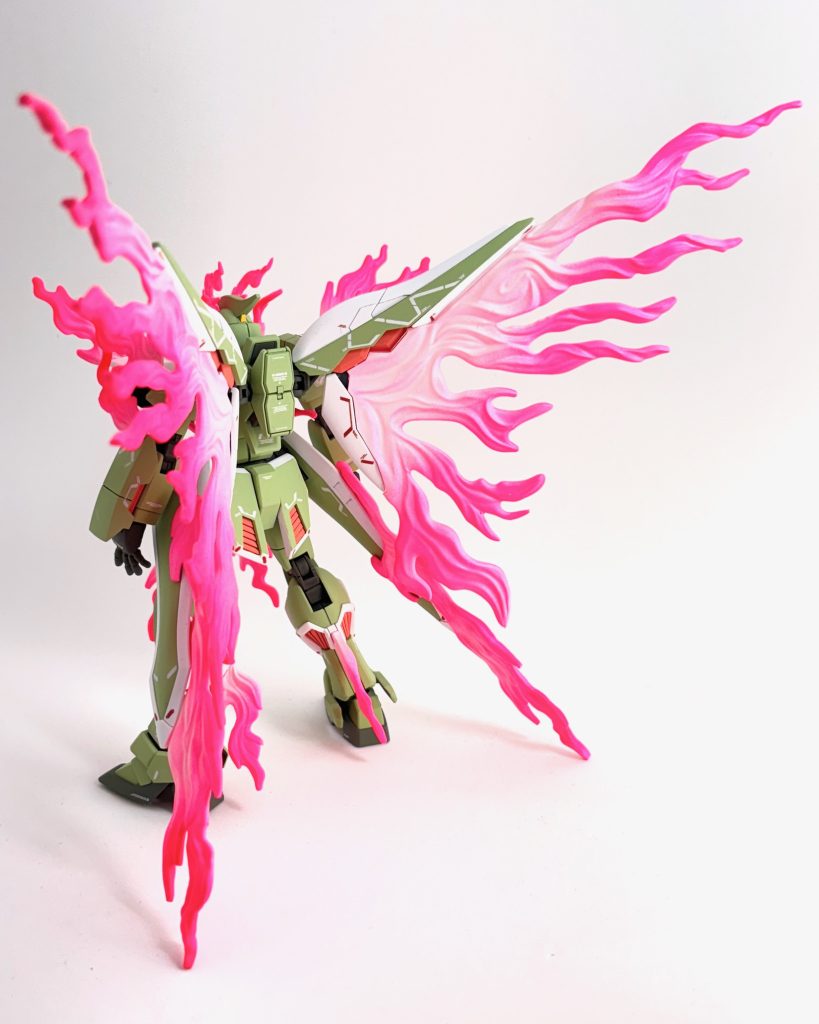 ファントムライトのグラデーション塗装も本体と同じく、イージーペインターを使っています。要するに缶スプレーの要領なんですが、形状が複雑なので何個か失敗はしちゃいました（ノーマルファントムのパーツが予備になってくれて助かった）。