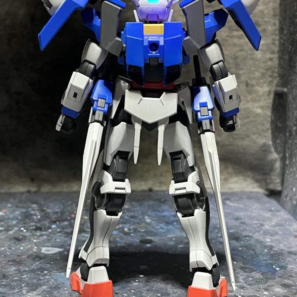 完成度99%額の赤いパーツの乾燥待ちです。ダブルオーガンダムはツインドライブのせいで肩がデカく見えるので、チキンレッグな印象でトータルでみるとあんまり好きじゃないかも。それでも頭部はカッコいいです！（2枚目）