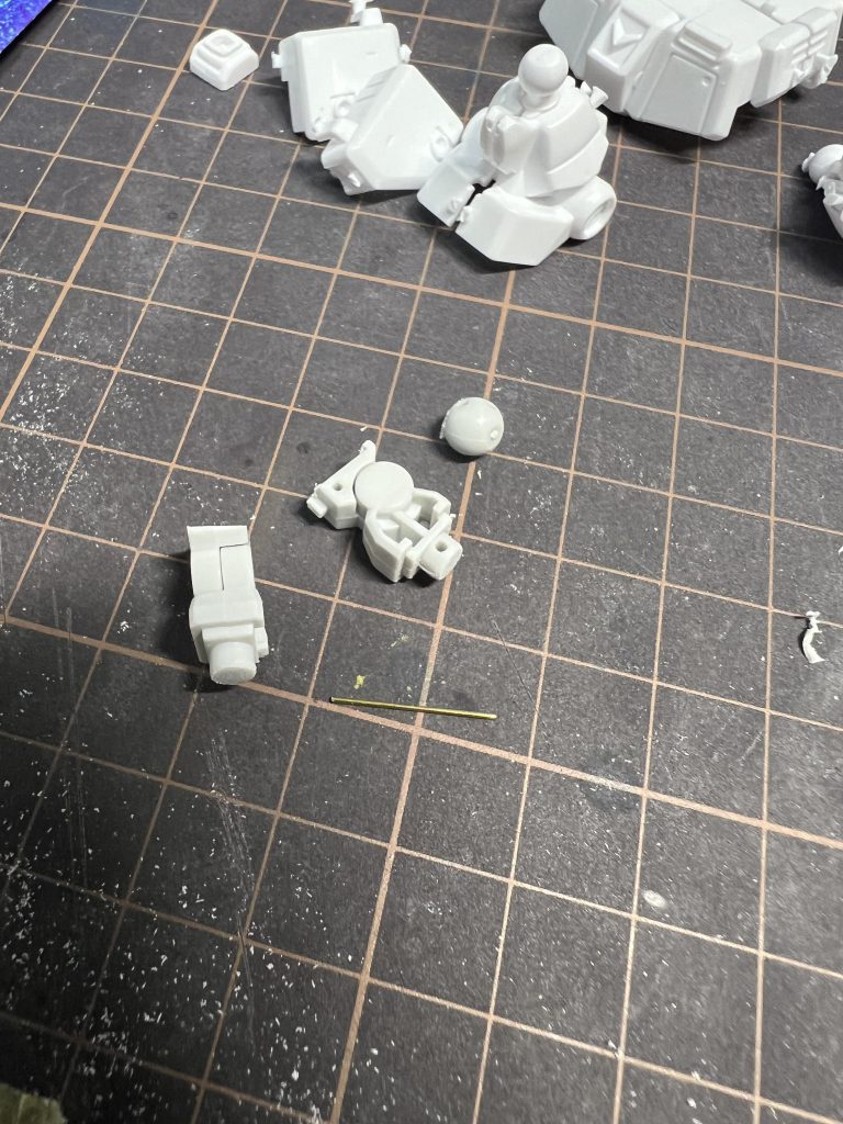 ガレージキットの軸打ちのような感じで真鍮線使って接続。