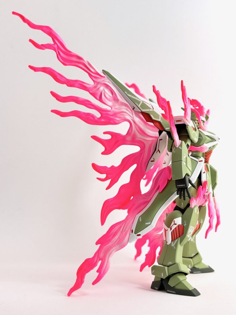 背中のファントムライトはキットでは独特の放射状になっていましたが（商品写真を見るとわかりやすいと思います）、翼の形を作るように一部カットしています。原作では発動モードだとしばしば手指が開いていて（個人的には余剰メガ粒子を握り込まない処理ではと思ってます）、キットにも「開き手」はあるんですが、グワッと力んだ形状をしています。なのでちょっと立ち姿には違うかなと、次元ビルドナックルズ丸の平手と差し替えました。