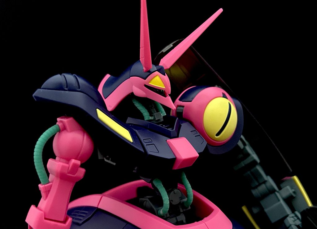 首の動力パイプですが、真ん中の連結部まで緑なのは気になるので、プラ片をくっつけて隠しています。