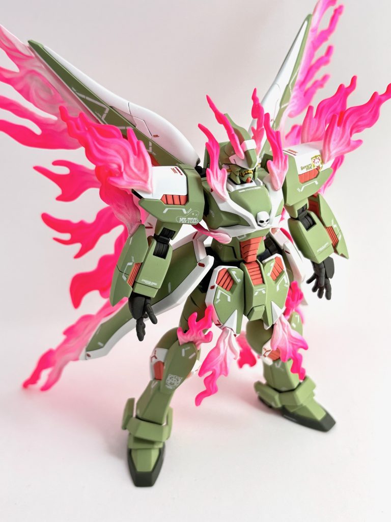 ファントムライトの発光（白熱？）した感じを出すために、放出口側を一律白っぽく塗りました。白には蛍光クリアーを混ぜてみましたが発色にはあまり寄与せず、白は白……（蛍光ピンクの下地になっているので、ブラックライトを当てると普通オレンジに光るところ蛍光クリアー（青く光る）と混ざってそれらしい色にはなりました）