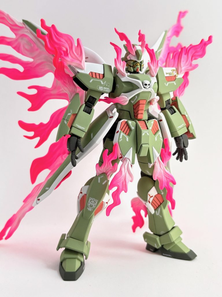 原作絵では強制排熱モードではフェイスオープンによって「口が耳まで裂ける」ように描かれていたのと、開いた面頬に隠れて目尻が上がった形になる（形状的にはガンダムフェニーチェリナーシタのあれです）のが印象的だったので、キットに改造を加えています。面頬部分を切断し、切断面をフェイス側と面頬パーツ側、両方とも削って角度を整えて再接着しました。