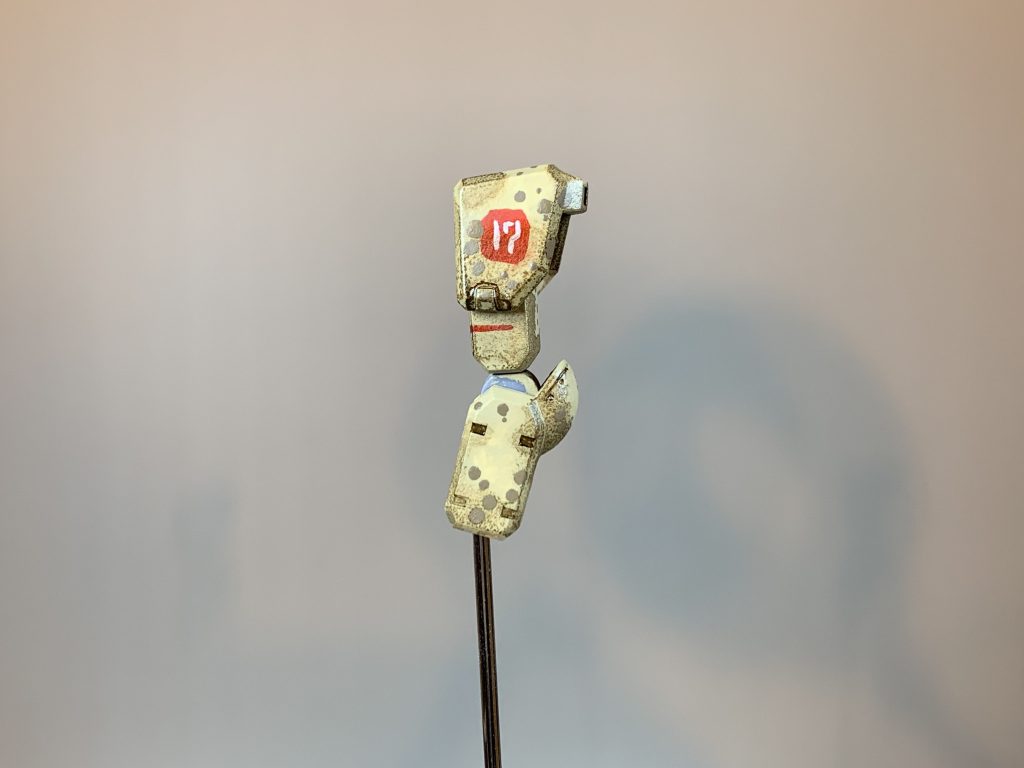 ミスターウェザリングカラーでピンウォッシュしたり、スパッタリングして飛沫を飛ばしたり、タミヤアクリルをドットペンでドット柄を描いたり、いい味が出るように意識して塗装しました。