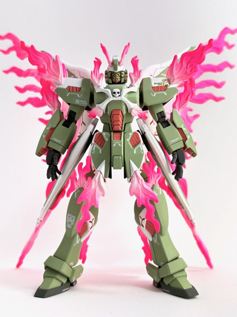 全塗装すると難物なフェイス部分ですが、まず黄色で全体を塗ってから、マスキングして（口にはキットの付属シールをマステ代わりにしてます）緑を吹きました。その後エナメル黒と茶でそれぞれクマドリとギザ歯を埋めて、注意深くエナメル溶剤で余分を拭き取っています。