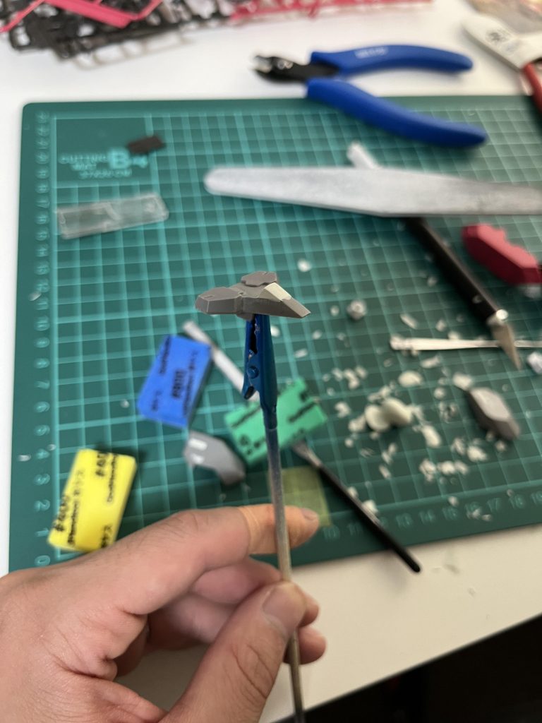 変形時シールドをお腹にマウントする際、干渉する箇所がたくさんあったので、干渉するところは削ったりパテを持ったり試行錯誤、、、ここが1番時間かかったかも、、。