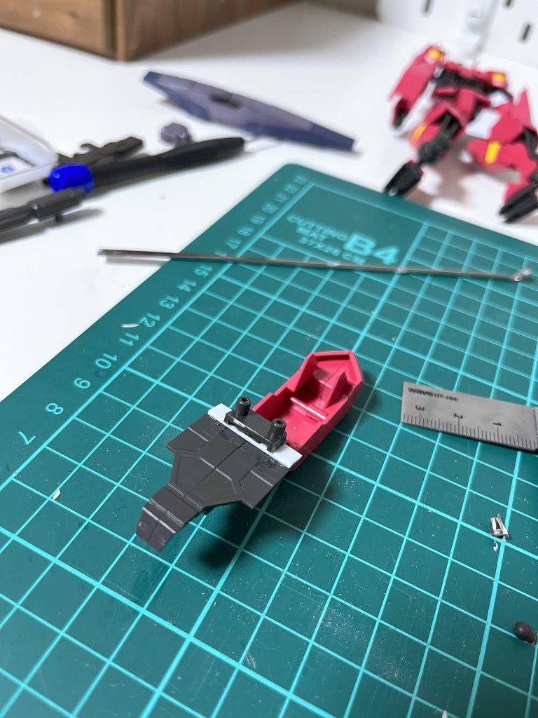 バックパックは規格が違うので、ガンヴァルヴァの者を切断し、干渉しないようにプラ板で接着