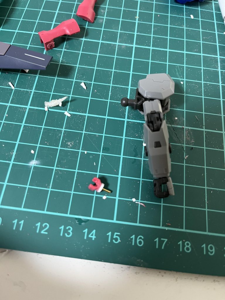 腕部稼働シールドは接続軸を切断し真鍮線で移植。