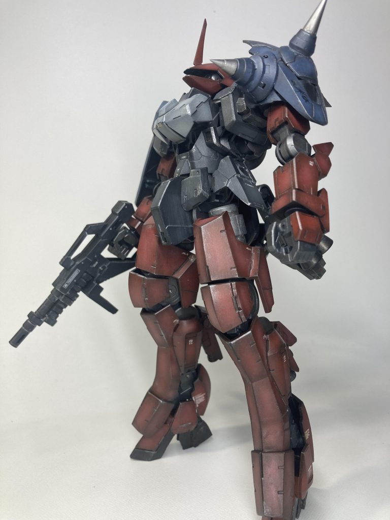脚部はスネを延長。同じ装甲パーツを継ぎ足してます。腕は前腕のパーツを上腕に使用し延長。余った上腕パーツを肘に流用。
