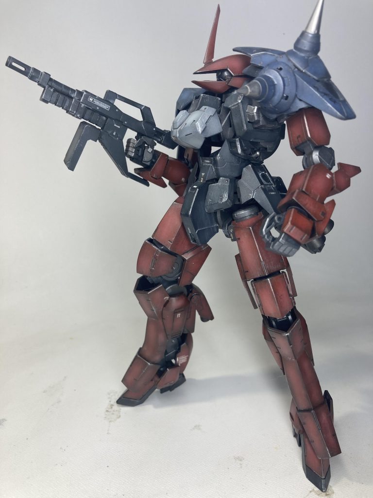 首周りの装甲を腰パーツに取り付け。胸部装甲を追加して胴体の隙間を少なめに。ライフルをショートにしてマシンガン風に。カメラ部にいつも通り輪切りビームサーベルを仕込み、後頭部から採光できるようにしましたが、あまり光らず。塗装は黒立ち上げグラデの上にウェザリングカラー重ねてドライブラシ。専用ザクっぽくならない配色にしてます。