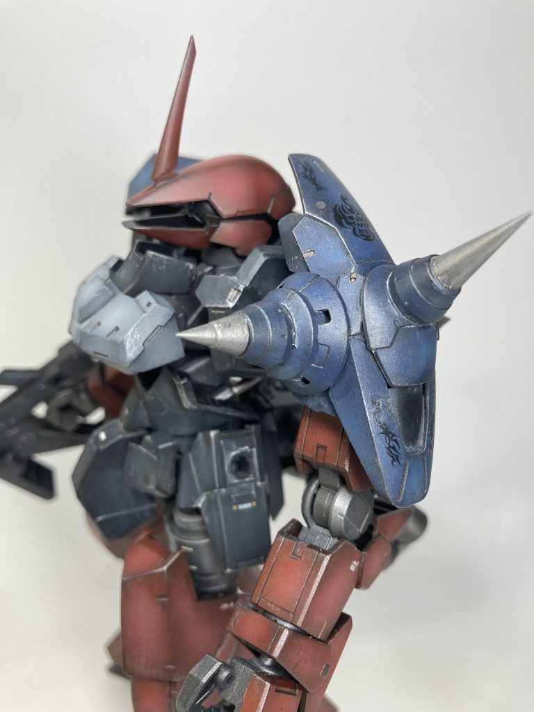 肩アーマーはMGザクver2.0の肩フレームをベースにジャンクパーツを組み合わせ。