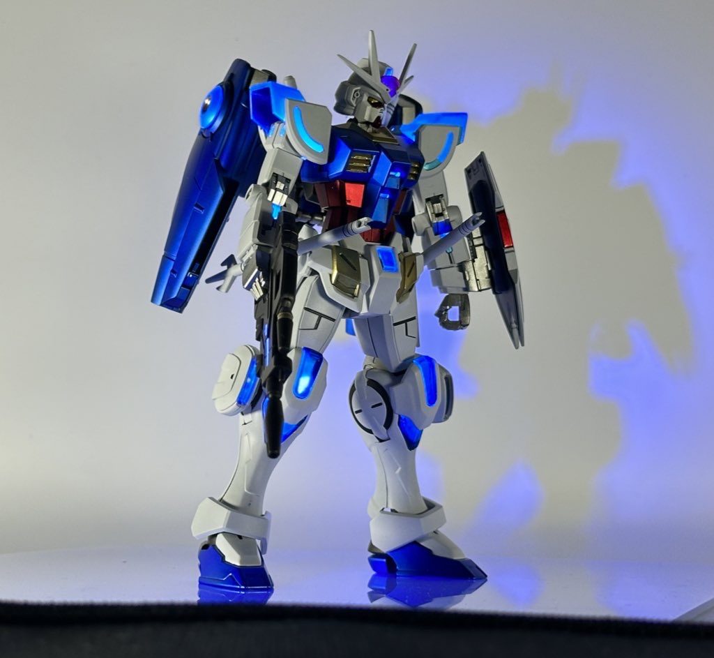 一部パーツに蛍光塗料を使用してブラックライトで発光するようにしました