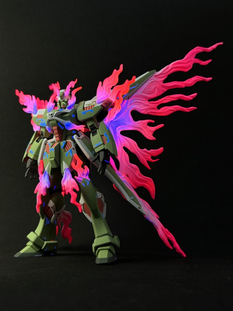 これはもう自己満足ですが、耳元に見える黄色はアクリジョンで筆塗りした上で、蛍光オレンジでスミ入れをしています。なのでブラックライトを当てれば一応光るんですが、まあ自分でも気付かないレベルですね……。