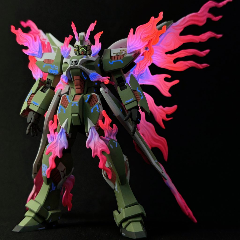 あくまでオマケ機能ですが、蛍光カラーを混ぜた余録でブラックライトで発光します。マーキングも（印刷トナーにもデフォルトで蛍光が混ざっているので）青く光っちゃうんですが、注意書きなら目立つように蛍光で書くこともあると言えばあるかも？と開き直りました。