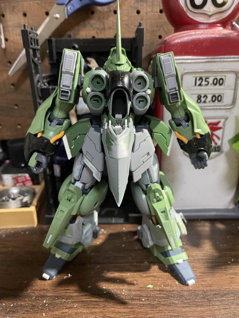 足回りを重点的にボリュームアップ。逆に上半身はスジボリ程度にとどめておいて、全体のバランスを調整しました(つもり)因みにフロントスカートの白いとこのパーツは紛失…今頃どこかの異世界にでも転生しているのでしょうね。