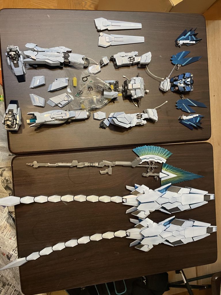 ツヤありのトップコートを吹く前です。武器類はツヤ消しにしました。何度も心が折れそうになりながらもここまで来ると勇気が湧いてきます。