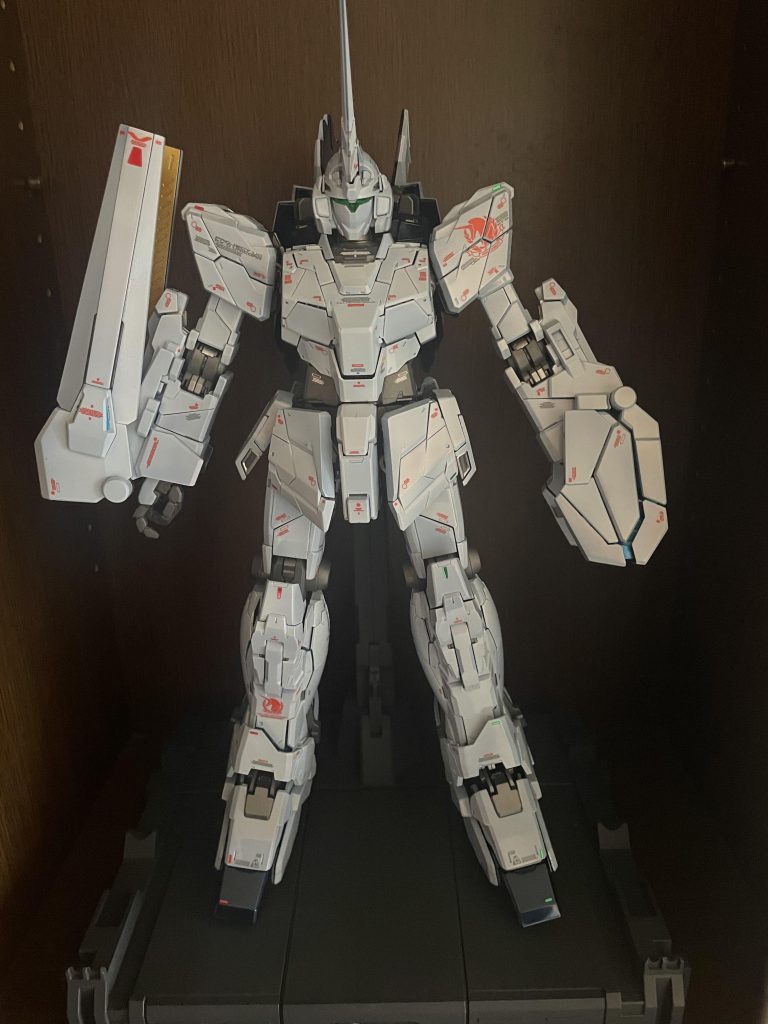 小さいのでわかりにくいのですが、右側には赤いマーカーランプ、左側にはグリーンのマーカーランプを貼り付けました。貼り付け場所はガンダムアンリーシュドをイメージしてます。