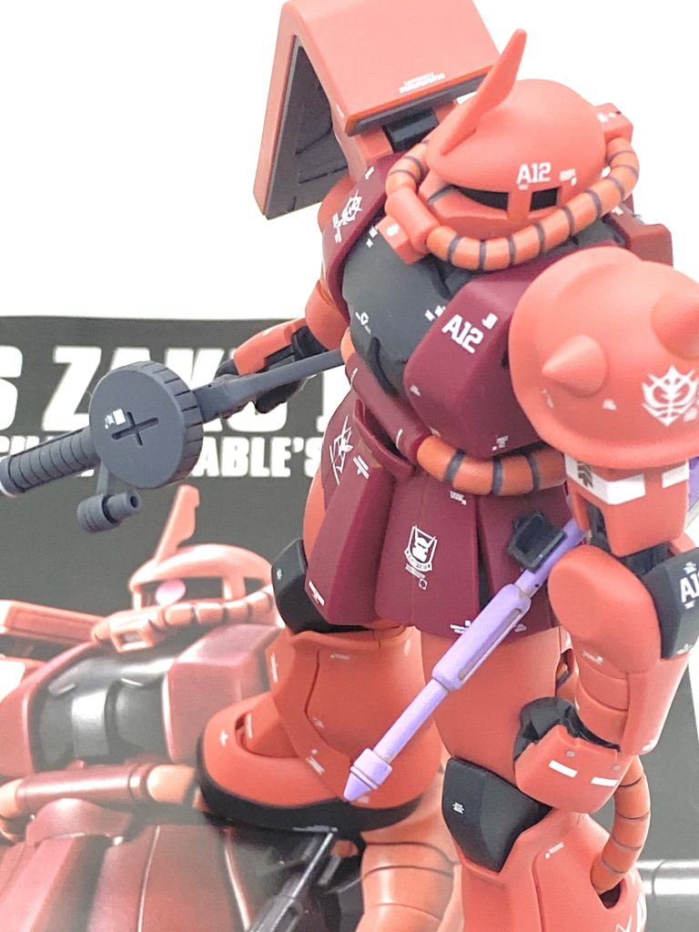 最後は説明書と。旧HGUCとは違いスタイリッシュなシャア専用ザクは可動範囲、組み易さ共に大変素晴らしく、ショルダーアーマーは一体成型ですし足もほぼ分割線がモールドになってますからゲート跡やパーティラインを処理するだけなので接着の際の白化を気にする事なく楽に進み、デカールを貼りましても今回も10日も掛からずに完成してしまいました。特にランドセルの造形は必見で旧HGUCと違い、ちゃんとバーニアもディテールも入っていて、シンプルながらも通常の三倍感がありました(笑)。モールドが沢山入って組みやすいオリジン版もカッコいいですが、新HGUCもプレーンでスタンダードなキットながらも良く動いてスタイルの良いシャア専用ザクが誰でも作れてしまうので見つけましたら購入する事をお勧めします。とにかくキットに助けられ、ホッとしながら出来の良さを改めて再確認するのでした。ご覧して頂きありがとうございました。