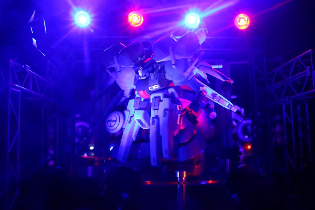 自作のディスプレイステージでの写真です。写真の加工はせずに、照明やカメラの設定でこの写真は撮っています。凄い作品ではなくても、他の所で何とかする方針。本体よりも背景と撮影に気合を入れるスタイル。いや、本体頑張ります（笑）