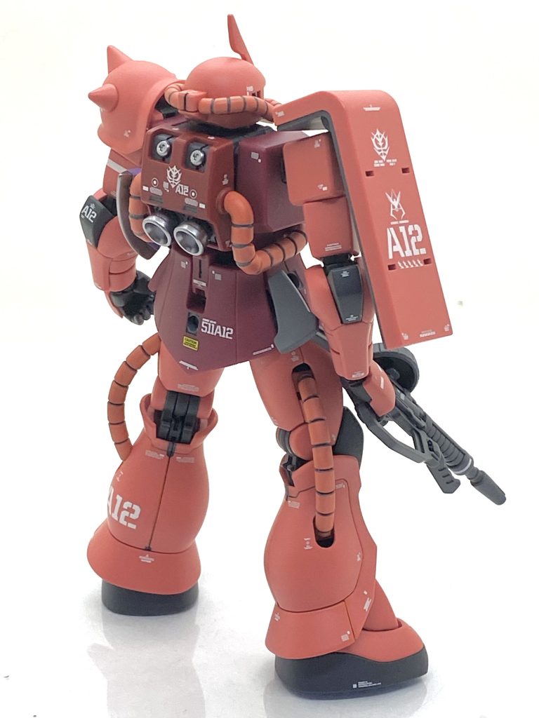 今回のテーマは清潔感とスタイリッシュさを出す事なのでいつも墨入れはメカ感を出したいので本体色が赤でもダークグレーを使う事が多いのですが・・・ここは定番のブラウン系を使い、なるべくしつこさを出さないようにしました。ただ、動力パイプの境目は墨入れですと塗料が残りにくいのでラッカーもグレーで筆塗りし、はみ出した所をシンナーを付けた綿棒で落としています。時間は無かったのですが墨入れ塗料をなるべく丁寧に落として、いよいよ最大の難所のデカール貼りをやるのです(笑)。