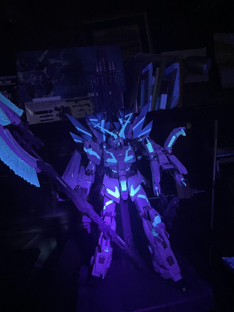 もちろんブラックライトで光るように蛍光塗料でフレーム塗装しました。