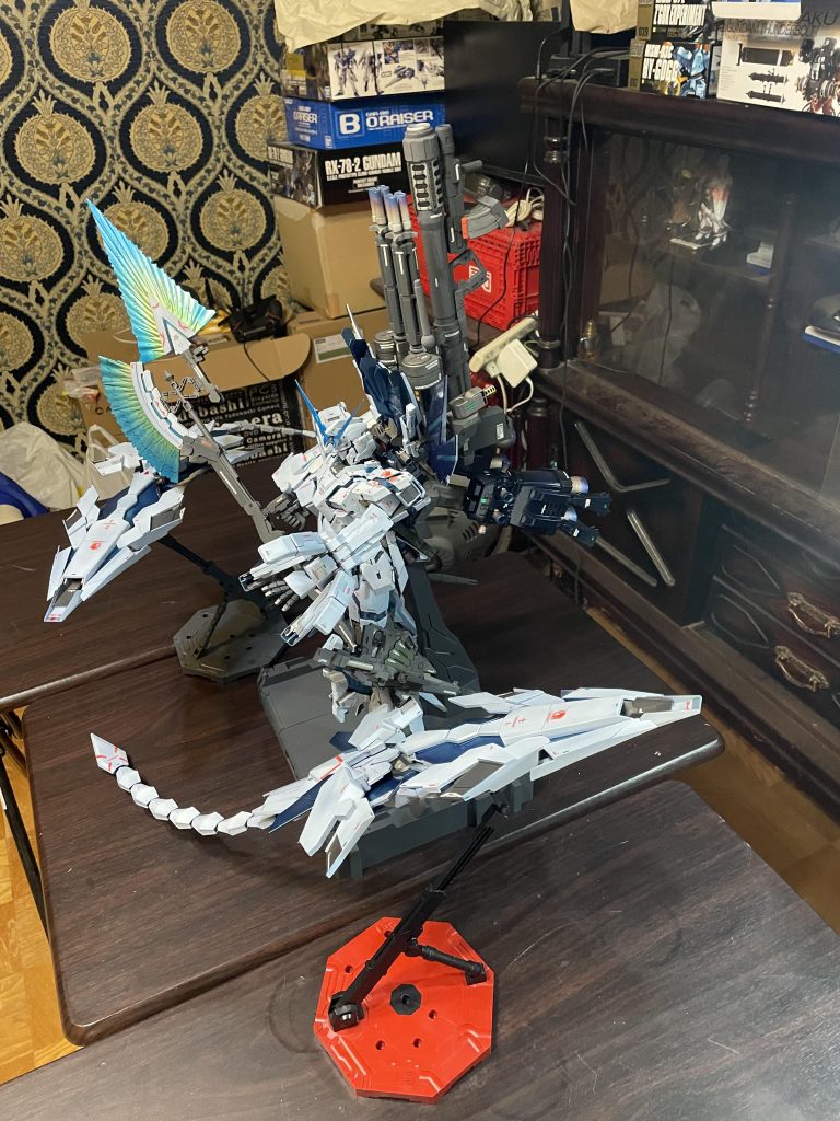 アームドアーマーDEは背中に装着せずに機体の周りを遊泳している感じでディスプレイします。ますます飾る場所が無い😭