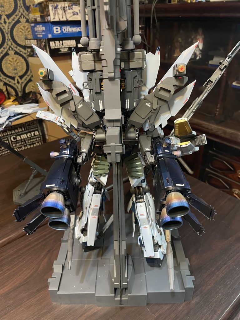 後ろのゴテゴテ感が好きです。アームドアーマーDEの接続場所はレーダー誘導用のランプが左右に🔴と🟢で3Dシールを貼りました。充電をイメージして電極風に金と銀でなってあります。