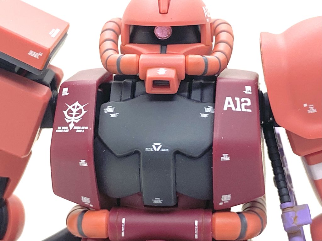 デカールはRG 1/144 シャア専用ザクのを中心にHGシナンジュ、余っている白系の市販のコーションデカールを満遍なく貼っていき、ジオノグラフィー風にしました。モノアイとバズーカとザクマシンガンのセンサー部は定番のクリアー化で裏にラビーを貼っています。