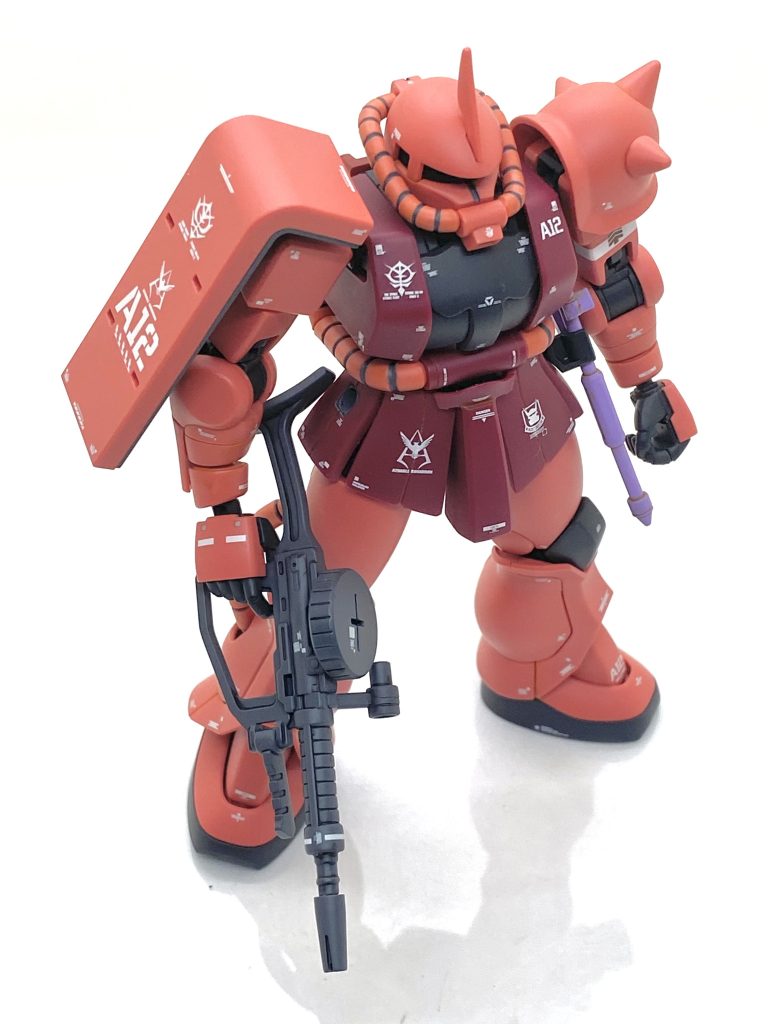 量産型ザクも組んでいたので合わせ目が少ない事は最初から承知でこれは時間短縮になりました。消したのは武器と前腕だけで肩や足の合わせ目はタガネで彫り込み、なるべくモールド状にしています。ショルダーアーマーに合わせ目が無いのは大変ありがたく、三日ほどで表面処理が終わりました・・・V2アサルトバスターは一週間も掛かりましたからえらい違いです(笑)。塗装はシールド裏と武器、バーニアやヒートホークはエアブラシ、細部のグレーは筆塗りでチャチャとやっていくのですが・・・足裏やヒートホークのマスキングは中々大変で円形のマスキングテープや曲面用のを使って失敗しないようにしました。しかし、武器が物足らない気がしたので旧HGUCに付いてましたMMP-78マシンガンも時間内のに作って、持たせられる様に手を削っています。