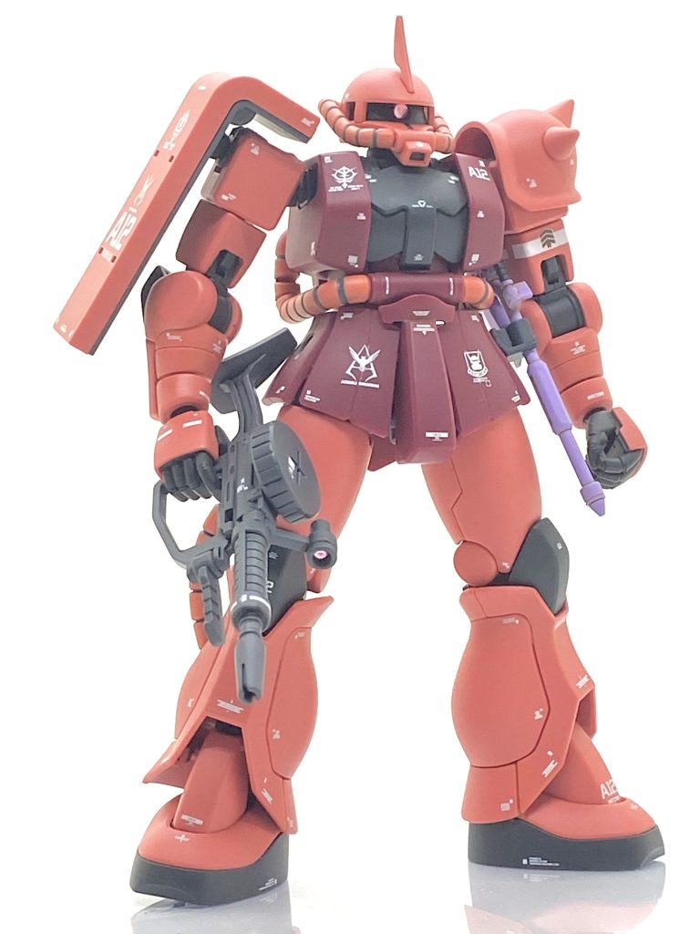 デカールはRGのシャアザクで説明書と前に作りました量産型ザクを参考に貼っていくのですが・・・もう在庫がないデザインのも結構あるのでなるべく似たようなデザインのを貼り、誤魔化しています(汗)。ただ幸いだったのは有名なシャア専用ですから(笑)マーキングと機体番号のだけは結構あるのでいつもよりは早く貼る事ができます・・・市販デカールで機体番号を貼るのは大変なので。それでも三日ほどデカール貼りに掛かり、仕事が終わった次の日の木曜の夜に艶消しクリアーを吹きました・・・終わったのは0時過ぎで次の日は仕事してる最中も眠くて仕方なかったです(笑)。翌日に組んで仕上げをし、十日ほどで何とか完成して撮影も間に合いました。