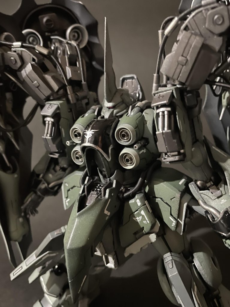 【カラー】薄い緑→ミスターカラー(364)エアクラフトグレーグリーン＋(11)ガルグレー半々濃い緑→ミスターカラー(364)エアクラフトグレーグリーン白いとこ→(11)ガルグレーほぼ364と11の二色ですね。全体的に緑寄りのグレーという感じです。エングレービングだけ艶有りにしていますが、ちょっと浮き過ぎてる気もします。