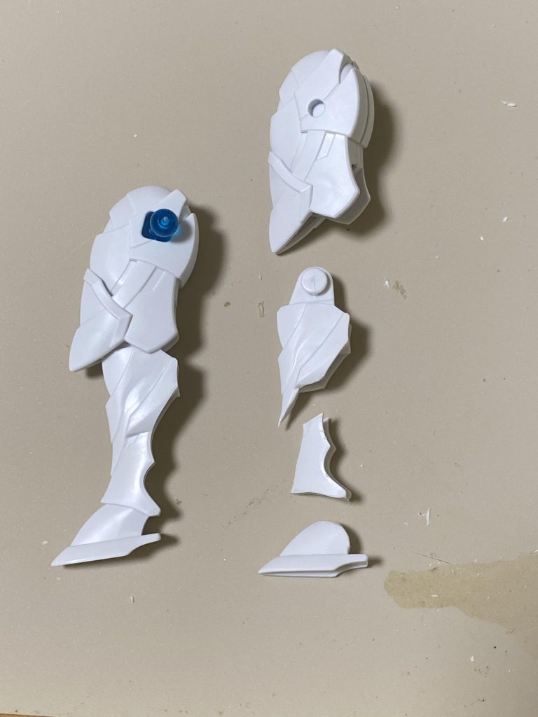 蹴り上げるポーズが出来るようにと、延長のため一旦バラバラに切り離して