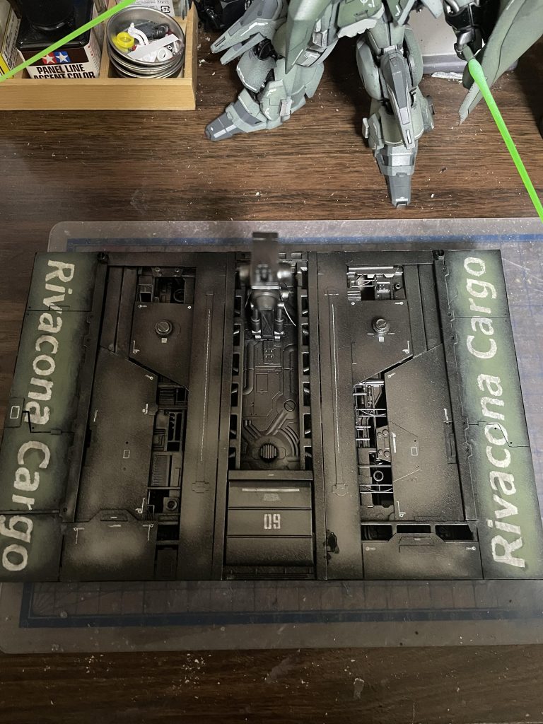 台座、前回のRGサザビーと大体同じ感じです。ガランシェールをイメージしてリバコーナ貨物の文字を入れてみました。