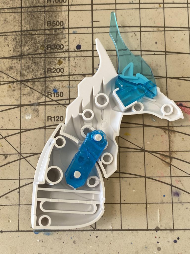 ランナーで関節を仕込み、胸のクリアパーツも移動出来る様にネオジム磁石を埋めました。