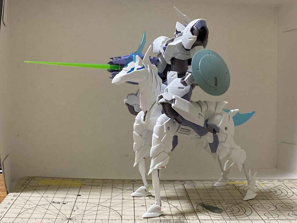 脚は胴体との取り付け軸を下に移動させてより脚長見えするようにして、全体のバランス確認