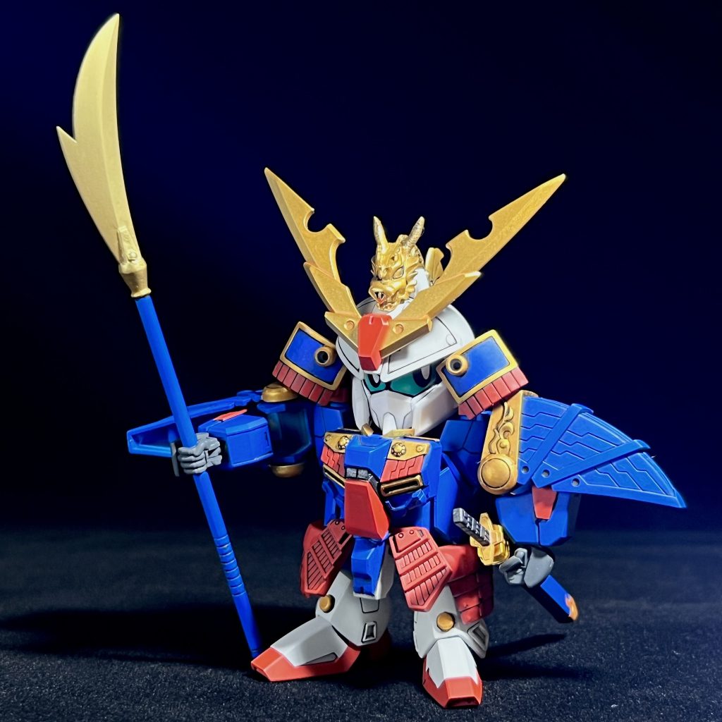 ▲武者精太アーマーユーラヴェンアーマーに疾風剣士精太のパーツを組み合わせています。パーツ同士の接続は100円ショップのブロック玩具を使用しています。首は回りませんが、手足を多少動かすことができます。